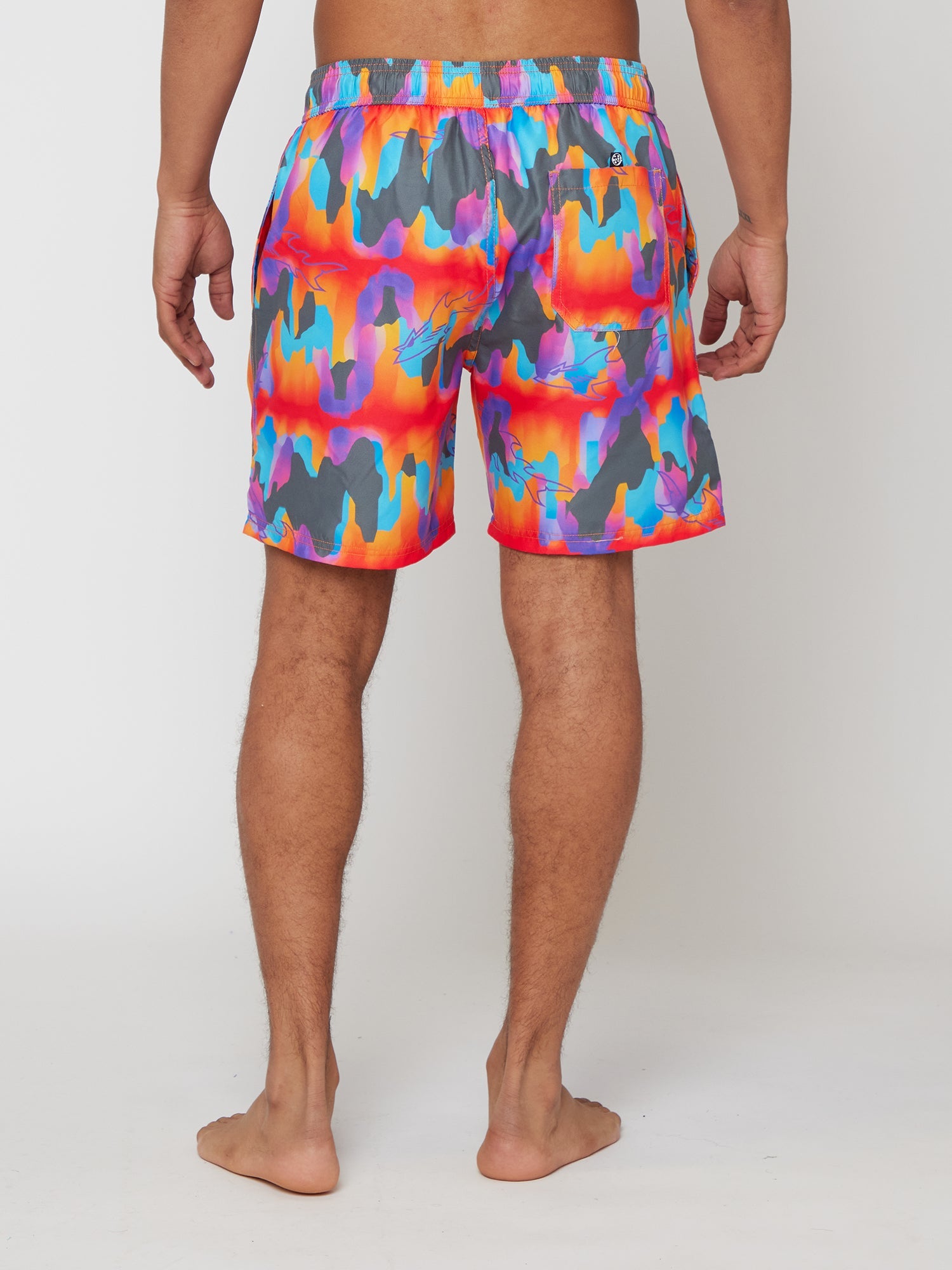 Pantalones cortos de piscina de erupción volcánica